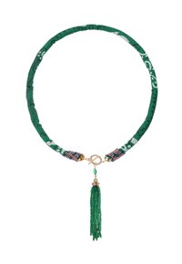 Collier en tissu vert avec des accents en perles, des accessoires en or et un pendentif en franges vertes. Le design présente un bandeau en tissu à motifs.