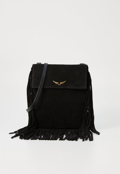 Sac en bandoulière en daim noir avec des franges, un logo en métal doré en forme d'aile sur le rabat et une bandoulière amovible. Design compact et structuré.
