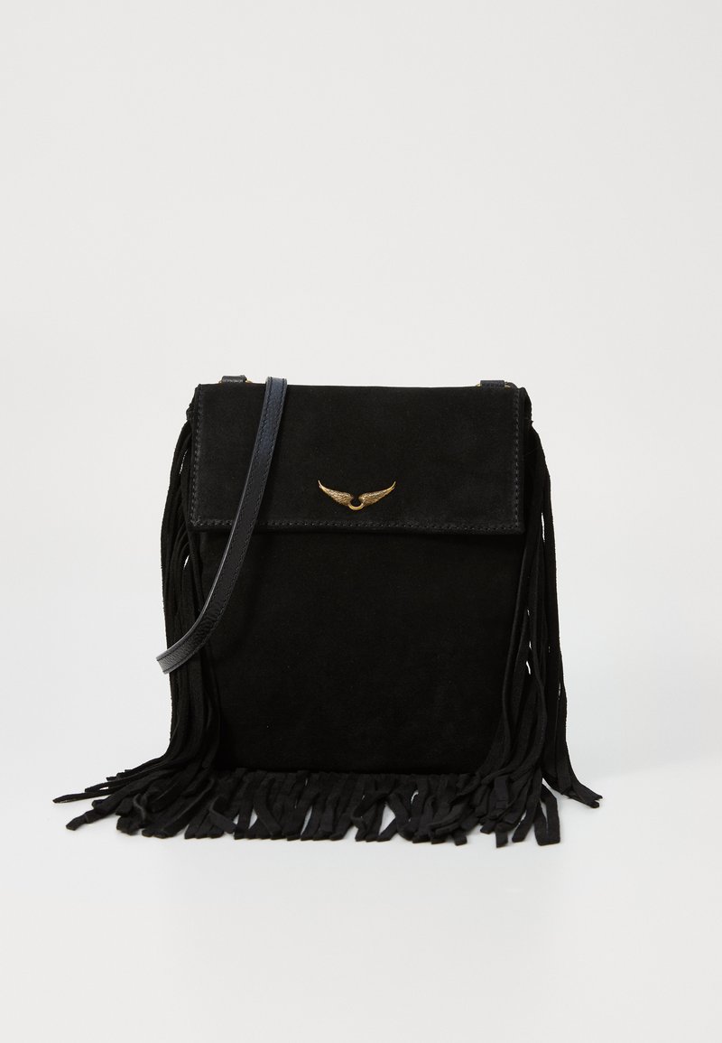 Sac en bandoulière en daim noir avec des franges, un logo en métal doré en forme d'aile sur le rabat et une bandoulière amovible. Design compact et structuré.