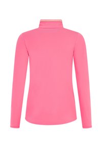 Długoslewy koszulka w jaskrawym różu, z wysokim kołnierzem i gładkim materiałem o subtelnym połysku, zaprojektowana z myślą o komforcie i swobodzie ruchów.