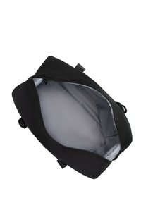 Sac en tissu noir avec une ouverture zippée, mettant en valeur un intérieur gris spacieux et lisse. Dispose de bretelles discrètes et d'une construction robuste.