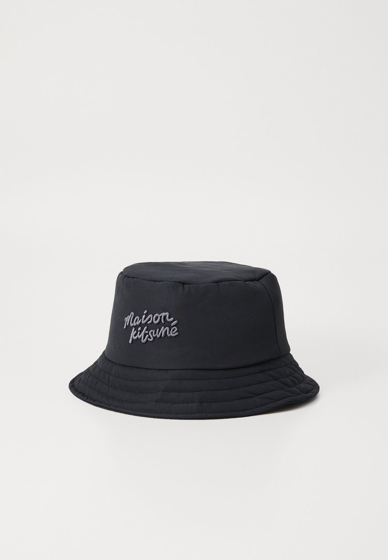 Marineblå bøttehat lavet af quiltet stof. Har broderet "Maison Kitsuné" tekst foran. Blød tekstur og bred skygge.