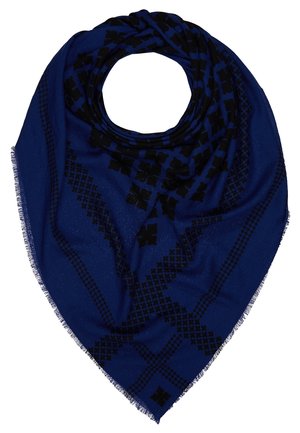 Tmavě modrý trojúhelníkový šátek s černými geometrickými a květinovými vzory, s třásněmi na okrajích, nahoře složený do smyčky.