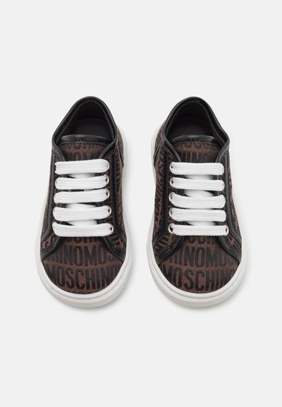 Juodos ir rudos sportinės bateliai, turintys raštuotą viršų su užrašu "MOSCHINO," baltos raišteliai ir balta gumos padas.