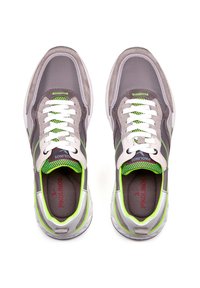Un par de zapatillas deportivas en gris y verde con cordones blancos, lengüetas de malla verde y plantillas de la marca Pikolinos, mostradas desde arriba.