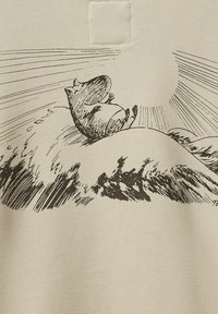 Puuvillabeige kangas, jossa on musta viivapiirros hahmosta istumassa kukkulalla, taustalla auringonsäteitä ja lempeitä aaltoja.