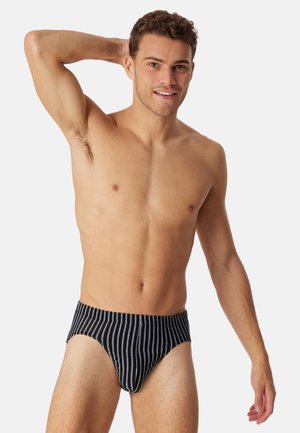 Czarne kąpielówki w paski z miękkim elastycznym pasem. Posiadają pionowe białe paski oraz gładki, dopasowany design.