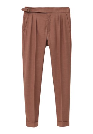 Pantalones marrones a medida con un cinturón en la cintura, con pliegues delanteros, bolsillos laterales y dobladillos de puño. Fabricados con una tela texturizada.