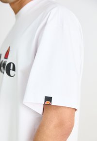 Ellesse COLOSSEO TEE - Trükipildiga T-särk - white