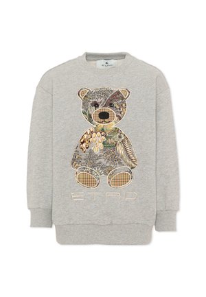 Sudadera gris claro con un gran parche de oso de peluche que presenta un patrón floral y de cuadros y el nombre de la marca "ETRO" bordado debajo.