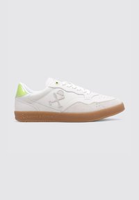 Baskets de sport blanches avec un embout en suède, accent vert au niveau du talon, semelle en caoutchouc et logo brodé sur le côté.