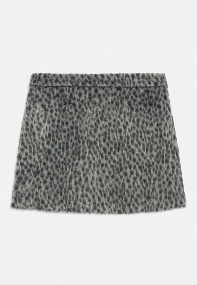 Mini-jupe grise avec motif léopard duveteux et ceinture droite, posée à plat sur un fond blanc.