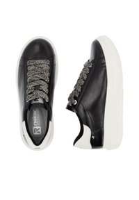 Baskets en cuir noir avec un dessus texturé, semelle blanche contrastante et lacets gris à motifs. Logo visible sur l'intérieure de la semelle.