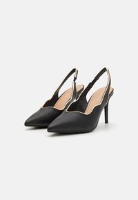 Svarte skinn slingback-hæler med spiss tå, med en bølgete utskjæringsdesign og en tynn, høy hæl i nøytral farge.