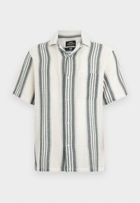 Πουκάμισο με κοντά μανίκια και κουμπιά, με κατακόρυφες πράσινες και λευκές ρίγες και τσέπη στο στήθος, παρουσιάζεται σε απλό λευκό φόντο.