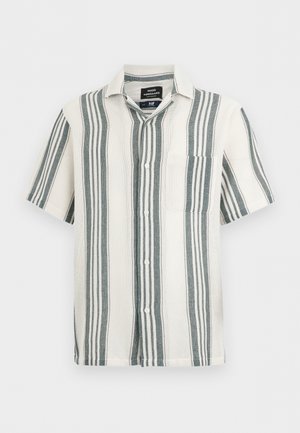 Lühikeste varrukatega nööpidega särgi, millel on vertikaalsed rohelised ja valged triibud ning rinnatasku, esitlus tavalise valge tausta peal.