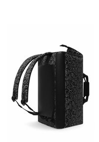 Sac à dos noir avec un panneau avant texturé, orné de motifs abstraits blancs, des bretelles rembourrées et une poignée latérale pour un transport facile.