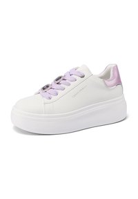 Sneaker bianco in pelle con una suola bianca spessa, lacci lavanda, dettagli decorativi in argento e un accento lucido sul tallone lavanda.