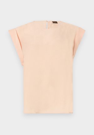 Pehmeast virsikuvärvi lühikeste varrukatega pluus, millel on laiad varrukad ja väike taga asuv nööbiga kinnitatav avaus.