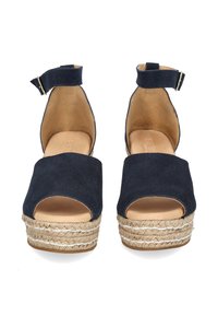 Marineblaue Wildleder-Plateausandalen mit offenem Zehendesign, Knöchelriemen und geflochtenem Jutesohlen-Detail. Flache, beige Fußbettinnenseite.