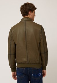 Olivgrüne Lederbomberjacke mit gerippten Bündchen und Saum, sichtbar genäht und mit glatter Textur. Rückansicht, ohne Branding.