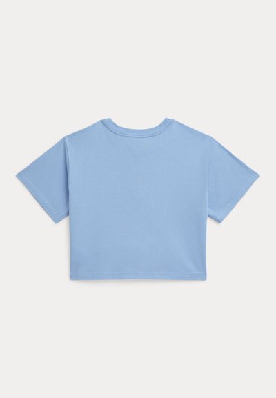 Camiseta corta de color azul claro hecha de algodón suave, con mangas cortas, escote redondo y costuras limpias en el dobladillo y las mangas.