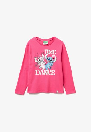 Roze langemouwen shirt met een graphic van twee cartoonfiguren die dansen en de tekst "TIJD om te DANSEN" in vetgedrukte witte letters.