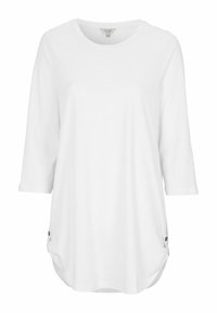 Witte, ronde hals top met driekwart mouwen, gebogen zoom en knoopaccenten aan de zijkanten; gemaakt van een zachte, gladde stof.
