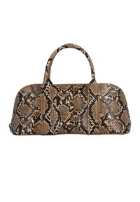 Sac à main en similicuir imprimé peau de serpent marron et noir, de forme rectangulaire arrondie, avec deux poignées, sur fond blanc.