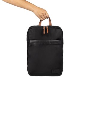 Svart ryggsäck med en slät yta, läderdetaljer, en framficka med dragkedja och dubbla topphandtag. Minimalistisk design med rektangulär form.