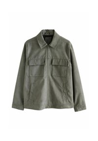 Chaqueta verde oliva con cuello, cierre de cremallera, dos bolsillos en el pecho y bolsillos laterales. Hecha de una tela suave y texturada.