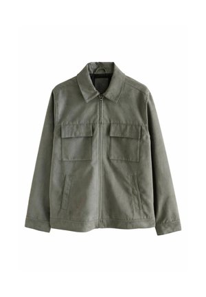 Chaqueta verde oliva con cuello, cierre de cremallera, dos bolsillos en el pecho y bolsillos laterales. Hecha de una tela suave y texturada.