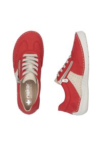 Rode leren sneakers met beige accenten, voorzien van veters en een zijrits. Witte rubberen zolen en zichtbare stikseldetails. Rondneus ontwerp.