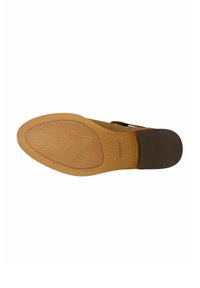 Brązowe zamszowe buty wsuwane z teksturowaną gumową podeszwą, z kontrastującym ciemnobrązowym akcentem na pięcie oraz perforowanymi detalami na podeszwie.