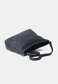 Zwarte leren tas met een rechthoekige vorm, een opening aan de bovenkant, een verstelbare schouderriem en subtiele branding. Gladde textuur met een matte afwerking.