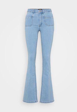 Lys blå bukser med vide ben laget av denim, med høy midje, fem lommer og synlig søm langs sømmene.