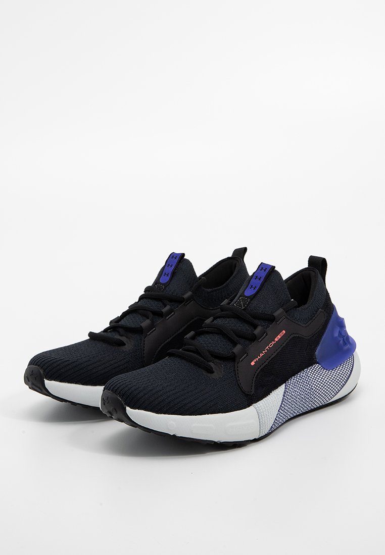 Zapatillas deportivas negras con parte superior de punto, acentos texturizados en azul y blanco, suela flexible y cordones negros. Presenta un logo en el lateral.