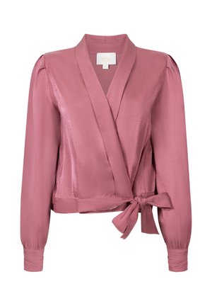 Roze satijnen wikkelblouse met een strikceintuur, lange mouwen en gevouwen schoudernaden. Kenmerkt zich door een zachte textuur en een diepe V-hals.