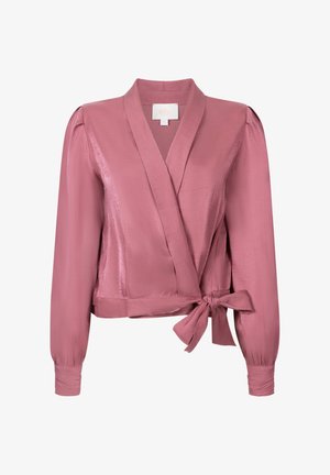 Roze satijnen wikkelblouse met een strikceintuur, lange mouwen en gevouwen schoudernaden. Kenmerkt zich door een zachte textuur en een diepe V-hals.