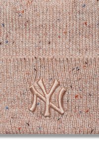Gorro de malha rosa com um padrão texturizado, apresentando manchas de azul e laranja, e um logotipo em relevo dos New York Yankees em bege claro.