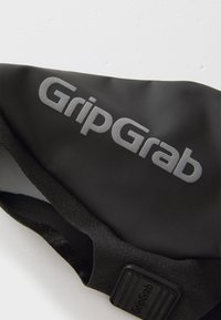 Juodas neopreninis dviratinių batų apdangalas su tekstūruota apdaila, su pilku "GripGrab" logotipu ir juoda reguliuojama juostele.