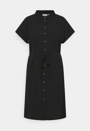 Schwarzes Hemdblusenkleid mit kurzen Ärmeln, Kragen, durchgehender Knopfleiste, Taillengürtel und knielangem Saum vor einfarbigem Hintergrund.