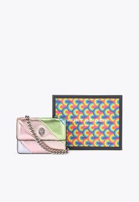 Sac bandoulière métallique présentant des rayures diagonales roses, vertes et argentées, une bandoulière chaîne et un accent de logo ; comprend une boîte imprimée colorée.