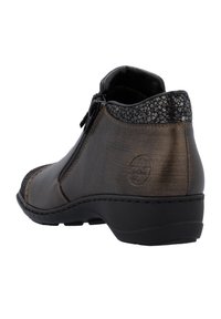 Bottine en cuir marron avec un dessus noir texturé, fermeture à glissière et une semelle en caoutchouc robuste avec des détails de couture.