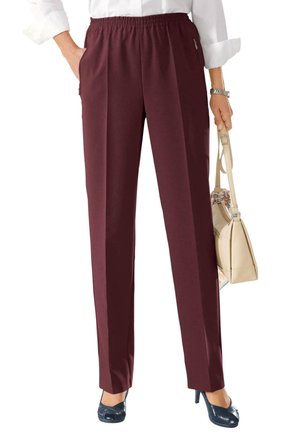 Bordeauxfarbene Hosen mit elastischem Bund, seitlichen Taschen, geradem Bein und glatter Textur, kombiniert mit schwarzen High Heels und einer beigen Handtasche.
