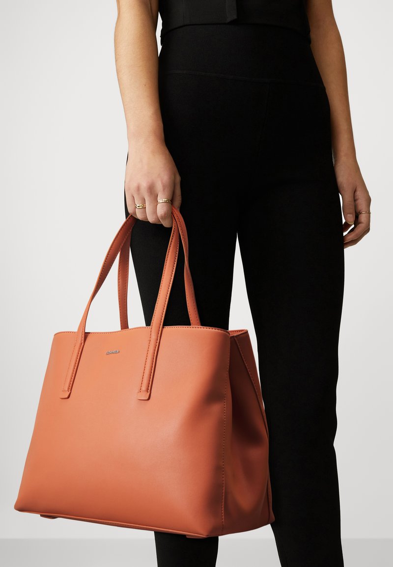 Calvin Klein MUST TOTE Handbag autumn leaf/orange Zalando.co.uk