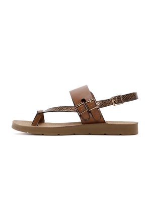 Bruine leren sandalen met een gladde bovenkant, twee verstelbare banden en een textuurlijn. De zool is plat en lichtbruin.