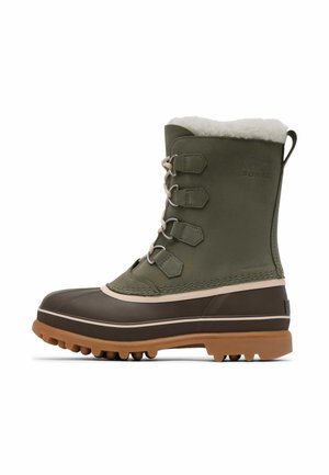 Hoher Winterstiefel in Olivgrün und Braun mit Schnürung vorne, Gummisohle und weißem Fleecefutter, das oben sichtbar ist.