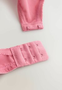 Roosa kangast rinnahoidja rihm, millel on tekstureeritud pind, reguleeritav klamber kolme konksu ja silmaga sulgemisega ning sujuvad õmblused.