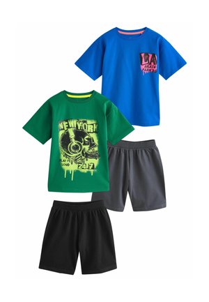 Due T-shirt: una verde con una grafica di teschio, l'altra blu con una tasca rosa; abbinate a pantaloni corti neri e grigi, tutte in cotone.